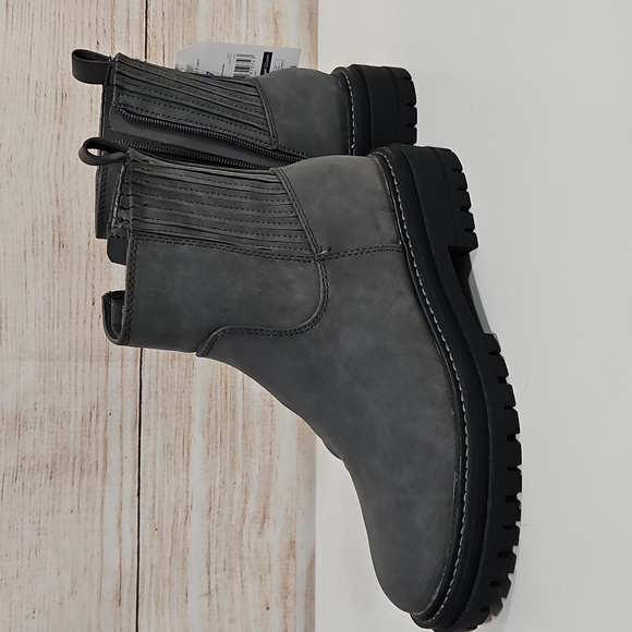 NWT Time And True Gray Lug Chelsea Boots 7 - Picture 3 of 8